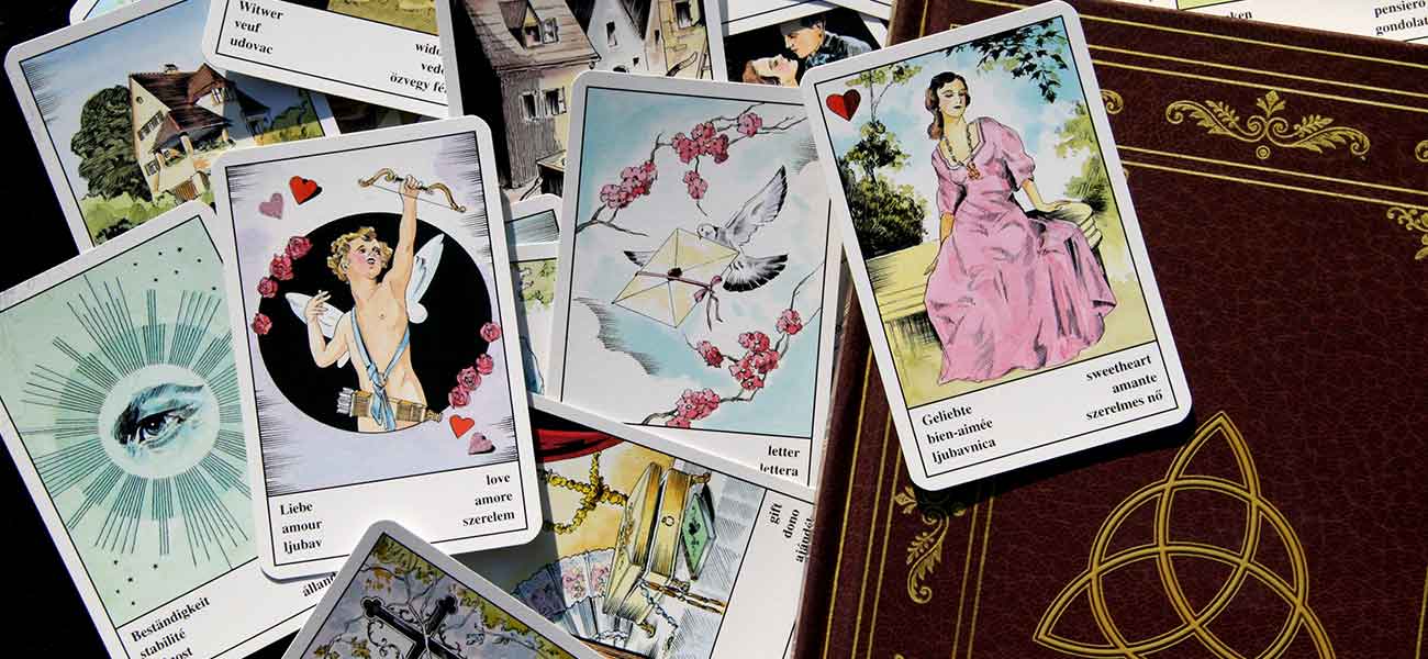 L'art de la divination : Comment les signes astrologiques éclairent le tarot